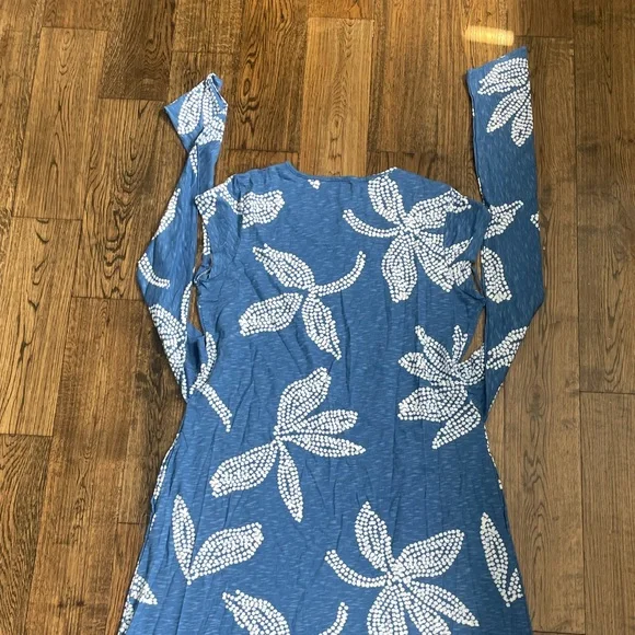 Elegant Blue and White Midi Dress - Picture 8 of 10